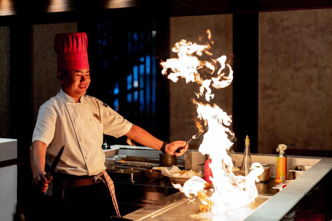 Jw Marriott Khao Lak Resort And Spa Екстер'єр фото A chef cooking with a flaming wok