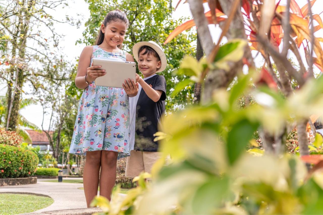 Jw Marriott Khao Lak Resort And Spa Екстер'єр фото Children using a tablet