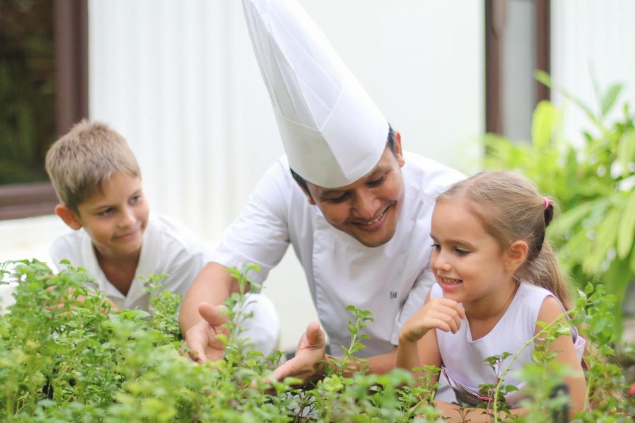 Jw Marriott Khao Lak Resort And Spa Екстер'єр фото Chef with children