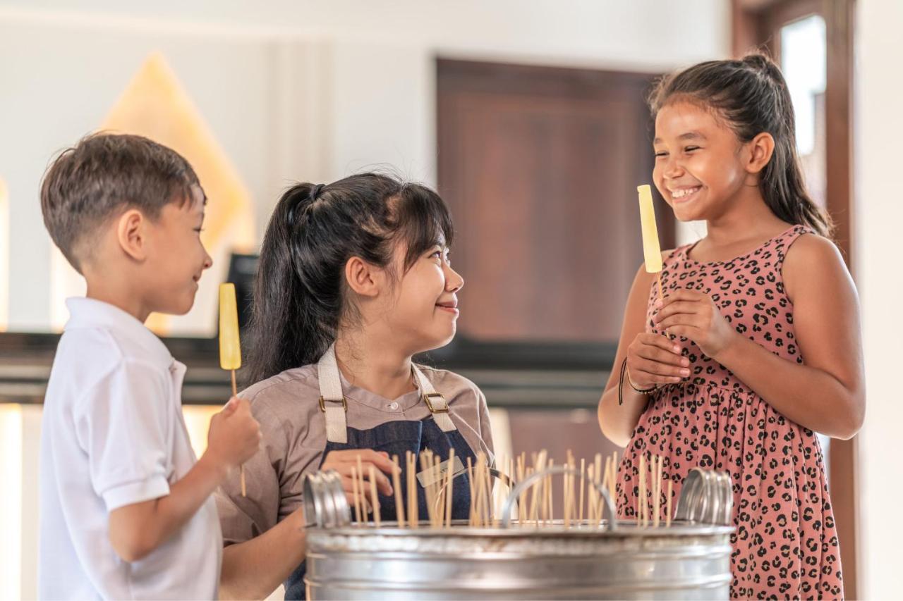 Jw Marriott Khao Lak Resort And Spa Екстер'єр фото Students at the school