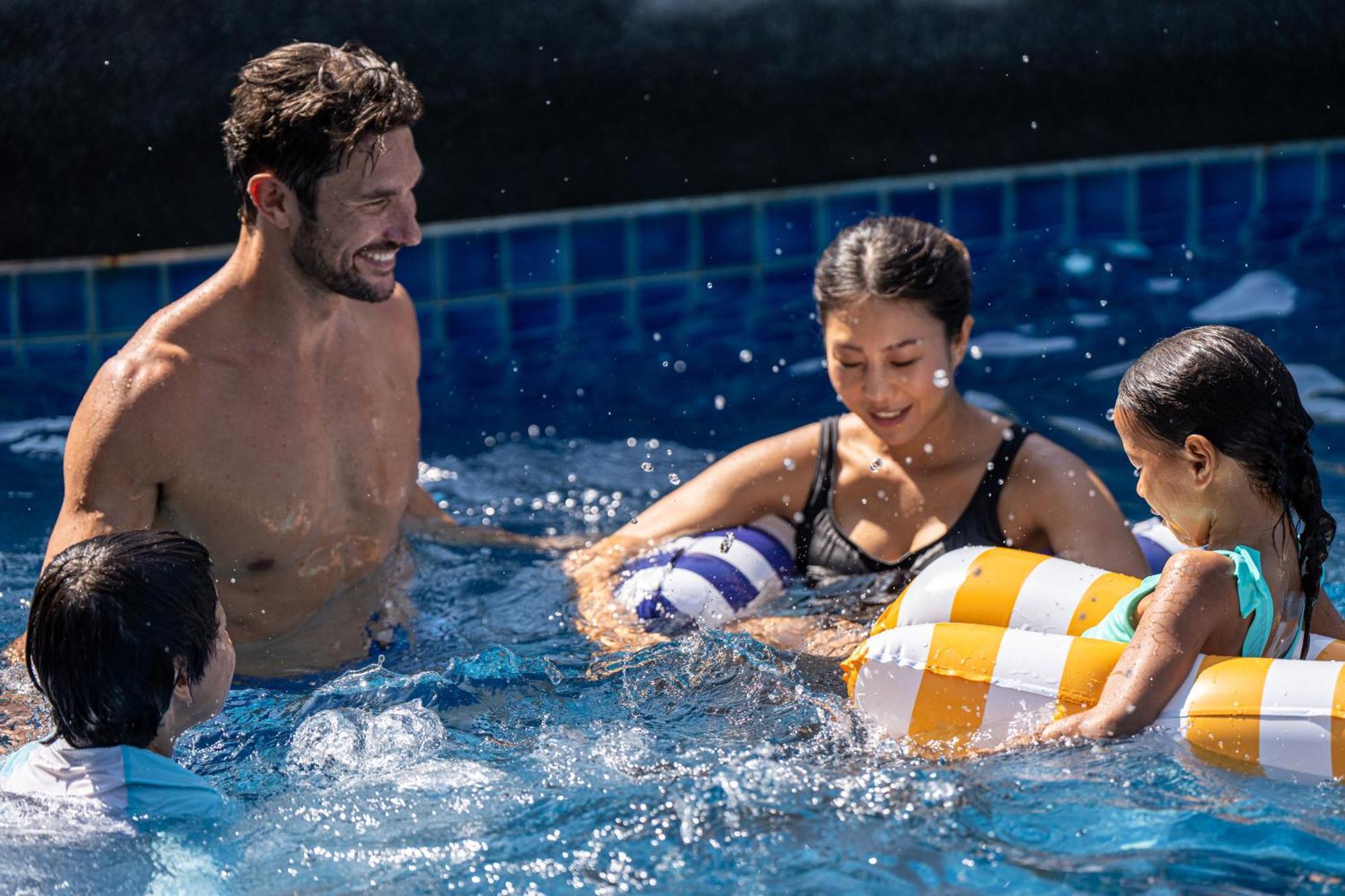 Jw Marriott Khao Lak Resort And Spa Екстер'єр фото Family playing in a swimming pool