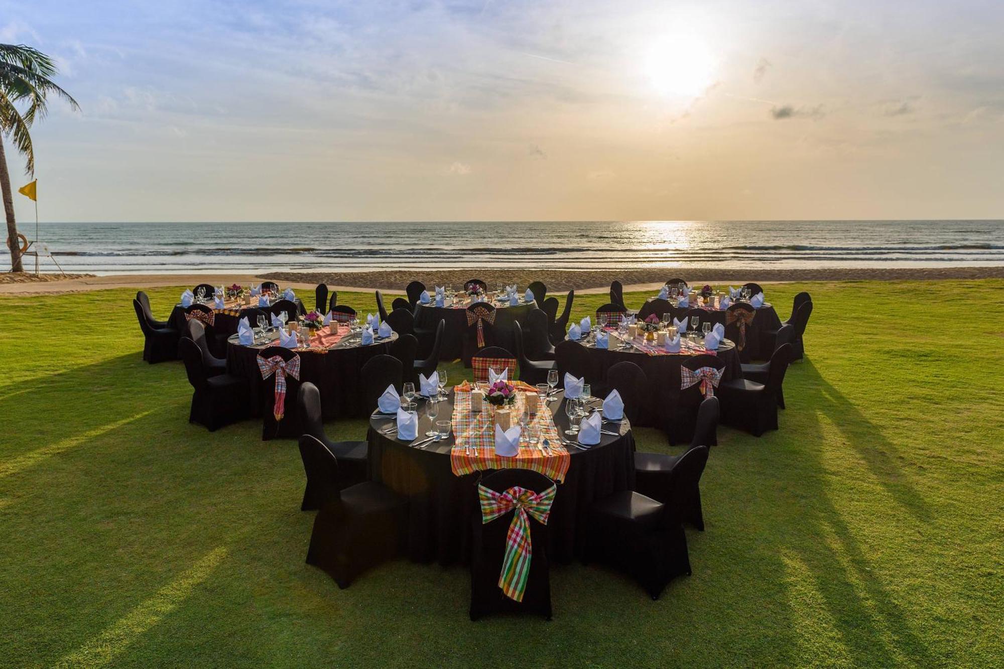 Jw Marriott Khao Lak Resort And Spa Екстер'єр фото The lawns at the Taj Bengal