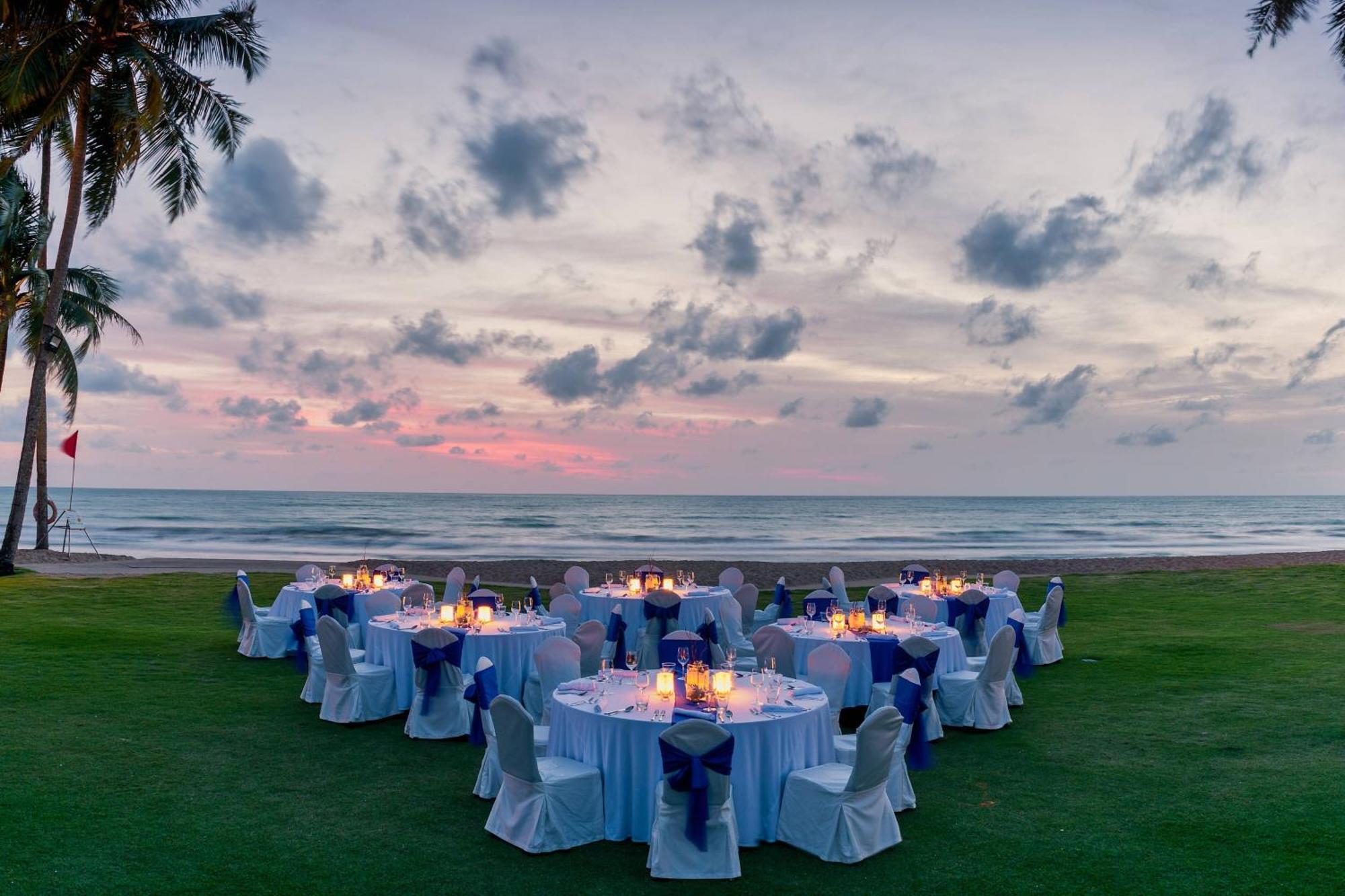 Jw Marriott Khao Lak Resort And Spa Екстер'єр фото The Beachfront Lawn